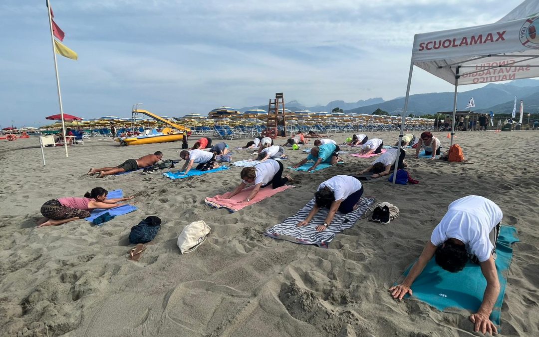 Mi.Gio.Act. Mi muovo, gioco sono attivo”, Massa Carrara: lezioni di Yoga, volley e ginnastica dolce vista mare